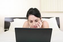 Girl_in_bed_with_Laptop